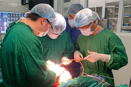 Các bác sĩ can thiệp cho bệnh nhân.