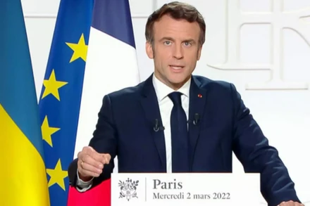 Tổng thống Pháp Emmanuel Macron phát biểu trên truyền hình tối 2/4.