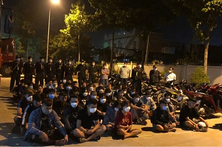 Nhóm “quái xế” tụ tập đua xe trong đêm.