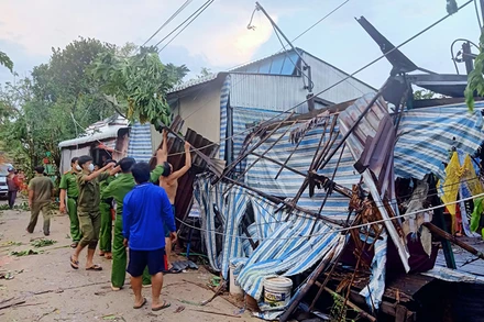 Nhiều căn nhà bị tốc mái.