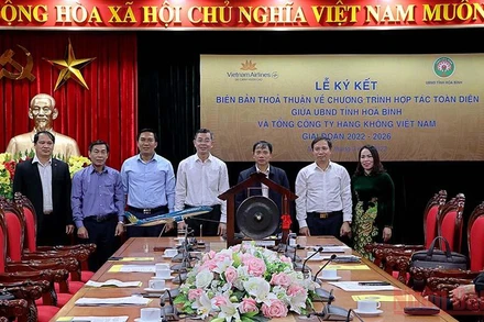 Đồng chí Ngô Văn Tuấn, Ủy viên Trung ương Đảng, Bí thư Tỉnh ủy Hòa Bình (giữa) cùng các đồng chí lãnh đạo tỉnh tại Lễ ký kết thỏa thuận hợp tác.