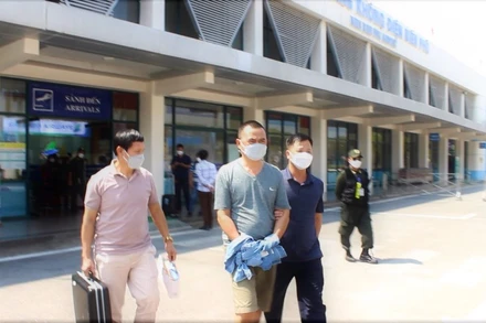 Công an Điện Biên di lý đối tượng Nguyễn Tuấn Anh từ Thành phố Hồ Chí Minh về Điện Biên.