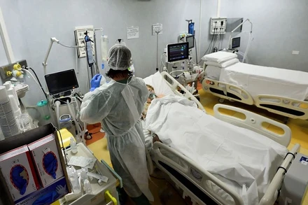 Bệnh nhân Covid-19 được điều trị tại phòng chăm sóc đặc biệt của Bệnh viện Codogno, Italia, ngày 11/2/2021. Ảnh: REUTERS