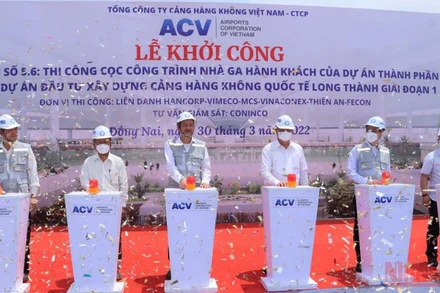 Các đại biểu bấm nút khởi công gói thầu.