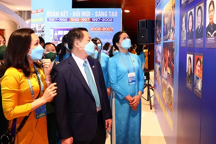 Trưởng Ban Tuyên giáo Trung ương Nguyễn Trọng Nghĩa cùng các đại biểu tham quan triển lãm. (Ảnh: TTXVN)