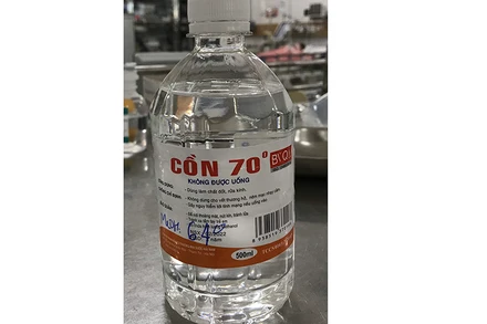 Chai cồn chứa methanol gây ra tình trạng ngộ độc cho bệnh nhân.