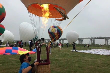 Các kỹ thuật viên điều khiển khinh khí cầu.