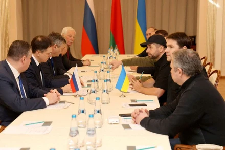 Toàn cảnh vòng đàm phán đầu tiên giữa phái đoàn Nga và Ukraine tại Gomel, Belarus, ngày 28/2/2022. (Ảnh: BelTA/REUTERS)