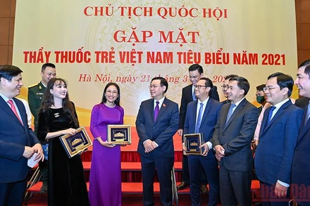 Chủ tịch Quốc hội Vương Đình Huệ với các thầy thuốc trẻ tiêu biểu tại buổi gặp mặt. (Ảnh: Duy Linh)