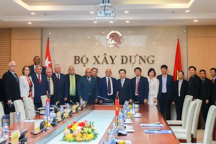 Bộ trưởng Xây dựng Việt Nam Nguyễn Thanh Nghị và Bộ trưởng Xây dựng Cuba Rene Mesa Villafana chụp ảnh lưu niệm tại cuộc hội đàm