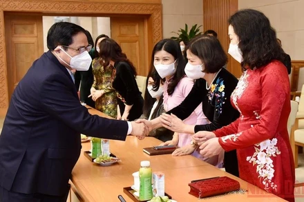 Thủ tướng Phạm Minh Chính gặp mặt đại diện nữ lãnh đạo, quản lý, nữ trí thức, văn nghệ sĩ tiêu biểu. Ảnh: TRẦN HẢI