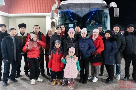 Công dân Việt Nam sơ tán từ Kherson (Ukraine) sang LB Nga. (Ảnh: Thanh Thể)