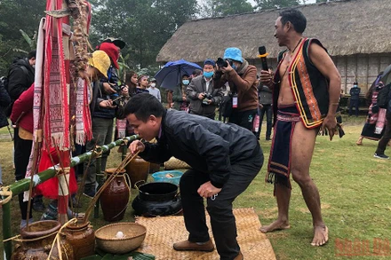 Khách du lịch nếm thử rượu cần ở Làng Văn hóa-Du lịch các dân tộc Việt Nam.