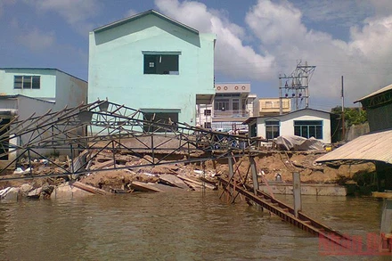 Sạt lở bờ sông Hậu.