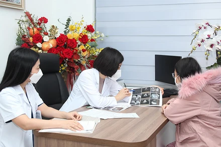 Bác sĩ tư vấn cho sản phụ. 