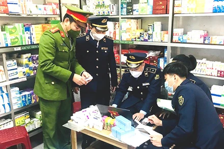 Phát hiện các bộ test nhanh Covid-19 không rõ nguồn gốc tại một cửa hàng kinh doanh vật tư y tế, thuốc ở TP Vinh. (Ảnh: MINH TÂM-ĐỨC VŨ)