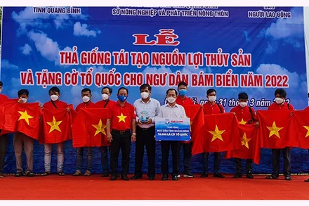 Các đại biểu tặng cờ Tổ quốc cho ngư dân Quảng Bình.