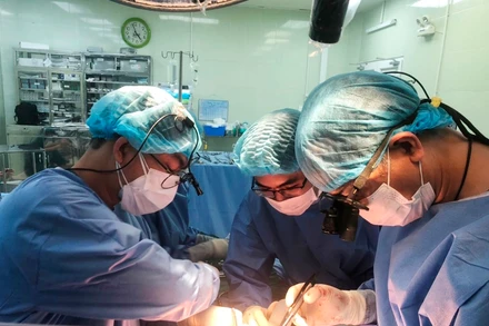 Đội ngũ y, bác sĩ  Bệnh viện Chợ Rẫy đang phẫu thuật cho bệnh nhân Đ.V.T. (Ảnh bệnh viện cung cấp)