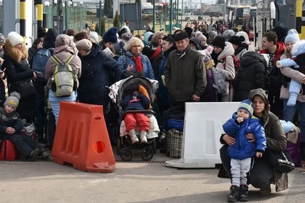 Người Ukraine di tản sang Ba Lan tại cửa khẩu biên giới ở Medyka, miền nam Ba Lan. (Ảnh: Liên hợp quốc)