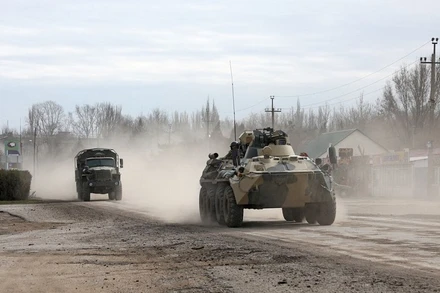 Các phương tiện quân sự của quân đội Nga trên đường phố tại thị trấn Armyansk, Crimea, ngày 24/2/2022. (Ảnh: REUTERS)