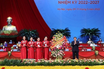 Thủ tướng Phạm Minh Chính tặng hoa chúc mừng Đại hội. (Ảnh: TTXVN)