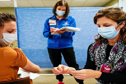 Phụ nữ khẳng định vai trò quan trọng trong cuộc chiến chống đại dịch Covid-19. (Ảnh REUTERS)