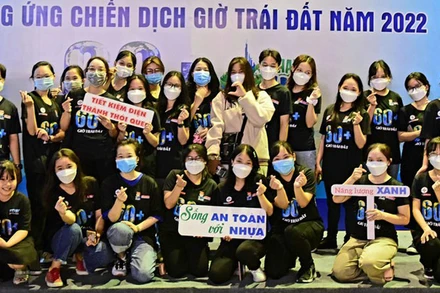 Các tình nguyện viên tham gia chương trình tắt đèn Giờ Trái đất năm 2022. (Ảnh: CTV)