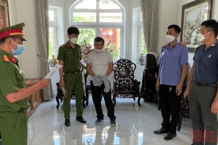 Lực lượng cơ quan điều tra đọc lệnh bắt bị can Trương Quốc Tuấn.