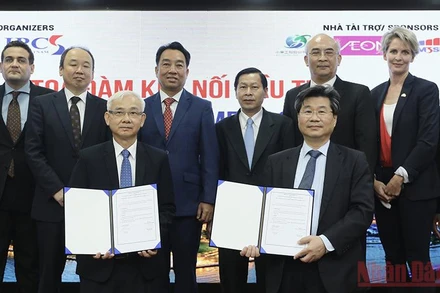 Cục trưởng Cục Đầu tư nước ngoài Đỗ Nhất Hoàng (phải) và Tổng giám đốc Becamex IDC Phạm Ngọc Thuận ký kết hợp tác giữa hai đơn vị.