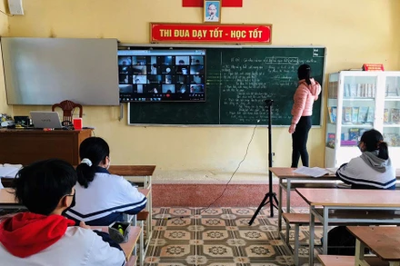 Trường Tiểu học và Trung học cơ sở An Vũ (Quỳnh Phụ, tỉnh Thái Bình) đầu tư trang thiết bị hiện đại phục vụ dạy học trực tiếp và trực tuyến trong cùng một thời điểm.