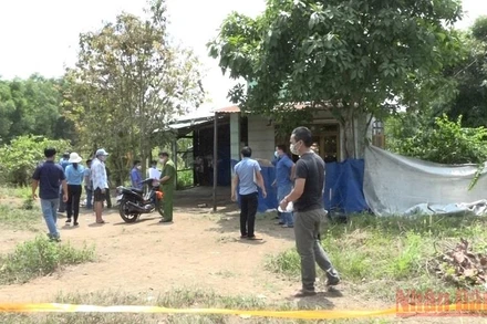 Cơ quan chức năng khám nghiệm hiện trường vụ án mạng.