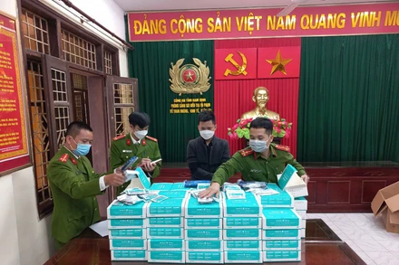 Phòng Cảnh sát Kinh tế, Công an tỉnh Nam Định kiểm tra lô hàng gồm 1.800 bộ kit test nhanh Covid-19 không nguồn gốc, xuất xứ.