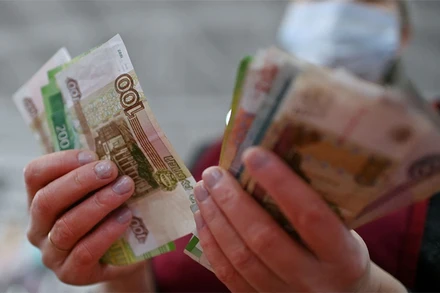 Ngày 28/2, đồng rúp Nga có lúc giảm khoảng 31,5%, xuống còn 109,13 rúp/đô la. (Ảnh: Reuters)