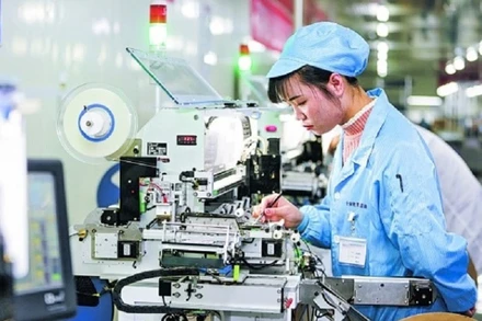 Sản xuất linh kiện điện tử tại một doanh nghiệp tỉnh Quý Châu, Trung Quốc. (Ảnh: Nhân Dân Nhật báo)