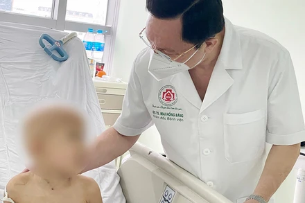 Trung tướng, GS, TS, TTND Mai Hồng Bàng, Giám đốc Bệnh viện Trung ương Quân đội 108 đến thăm và động viên bé M. sau ghép 1 tuần.