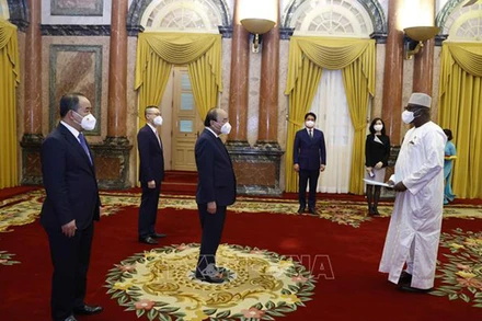 Chủ tịch nước Nguyễn Xuân Phúc nhận Quốc thư của Đại sứ Sierra Leone Ernest Mbaimba Ndomahina. (Ảnh: Thống Nhất/TTXVN)