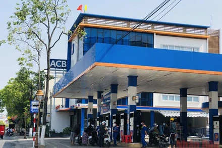 Nhiều cửa hàng xăng dầu tại Bạc Liêu khắc phục mọi khó khăn, luôn mở cửa hoạt động phục vụ khách hàng. (Ảnh chụp trưa 11/3)