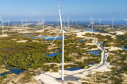 Trang trại điện gió B&T ở vùng cát ven biển phía nam tỉnh Quảng Bình.