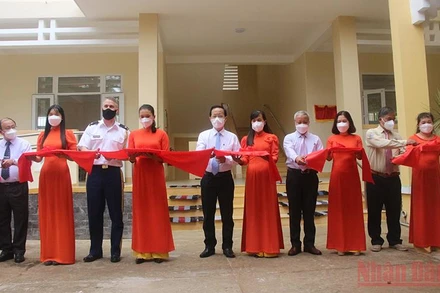 Đại biểu tham dự buổi lễ thực hiện nghi thức cắt băng khánh thành Trường Tiểu học Trà Thị Cụt. 