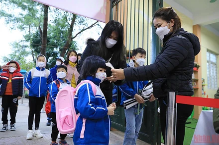Học sinh Trường tiểu học Vân Canh, huyện Hoài Đức, Hà Nội đi học trở lại trung tuần tháng 2/2022. (Ảnh: Thành Đạt)