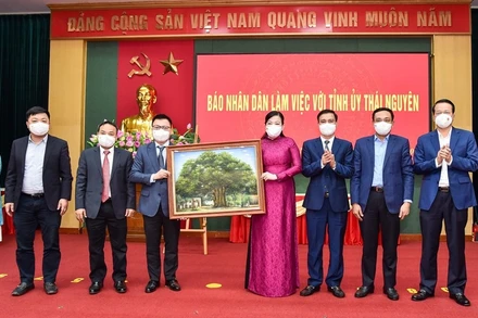 Đồng chí Lê Quốc Minh, Tổng Biên tập Báo Nhân Dân tặng tranh cây đa Hàng Trống cho các đồng chí lãnh đạo tỉnh Thái Nguyên.