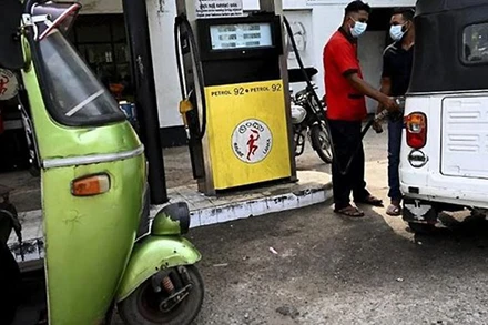 Nhân viên đổ xăng cho xe ô-tô tại một trạm xăng dầu ở Colombo ngày 18/2. (Ảnh: AFP)