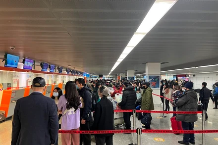 Hành trang của những người về nước ngày 8/3 rất gọn nhẹ vì không thể mang theo nhiều trong lúc sơ tán sang Ba Lan.