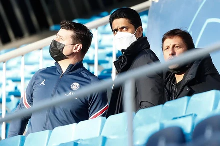 HLV Pochettino, Chủ tịch Al-Khelaifi và Giám đốc thể thao Leonardo tại Parc des Princes. (Ảnh: EuroSport)