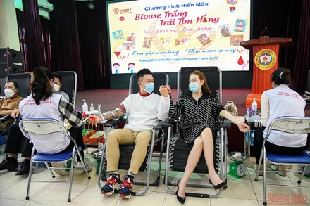 Vợ chồng ca sĩ Tuấn Hưng tham gia hiến máu tại chương trình hiến máu "Blouse-Trái tim hồng”. (Ảnh: THÀNH ĐẠT)