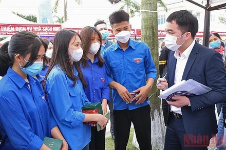 Các nhà tuyển dụng tiếp cận, trao đổi với đoàn viên, thanh niên Thủ đô tại phiên giao dịch việc làm.