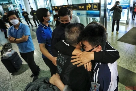 Xúc động khoảnh khắc đón người thân từ vùng chiến sự tại Ukraine trở về nước an toàn trong chuyến bay hạ cánh tại Nội Bài sáng 13/3. (Ảnh: SƠN BÁCH)