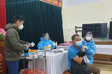 Tiêm phòng Covid cho người dân phường Hồng Sơn, TP Vinh.