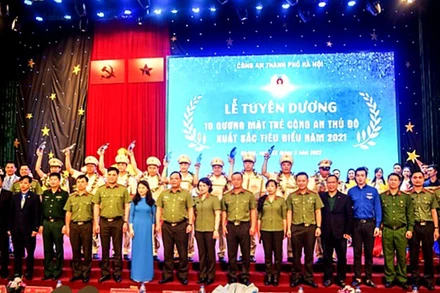 Đại diện lãnh đạo các ban, ngành, đoàn thể cùng 10 "Gương mặt trẻ công an Thủ đô" tiêu biểu năm 2021.