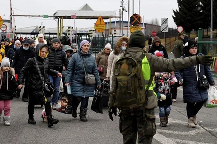 Người Ukraine di tản qua biên giới Ukraine-Ba Lan ở Korczowa, Ba Lan, ngày 5/3/2022. (Ảnh: Pool/REUTERS)